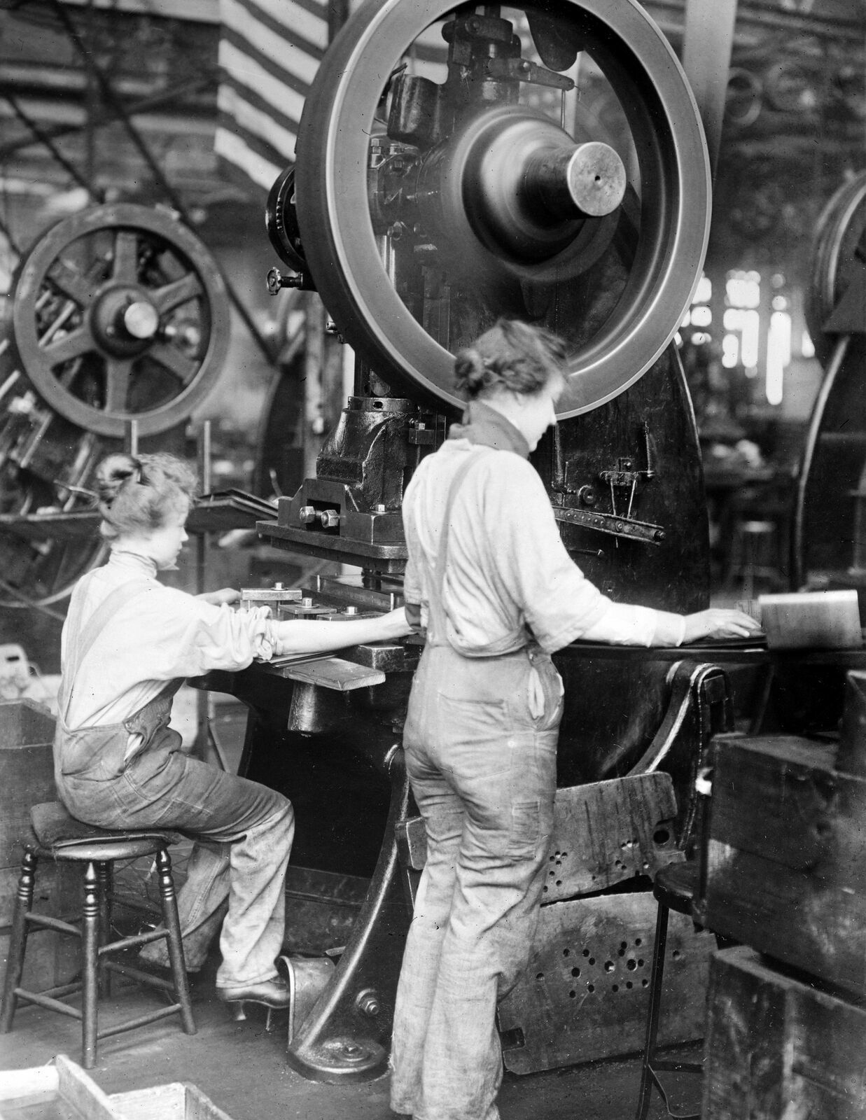 1917 Women Working Machine Shop Detroit Vintage Photograph 8.5