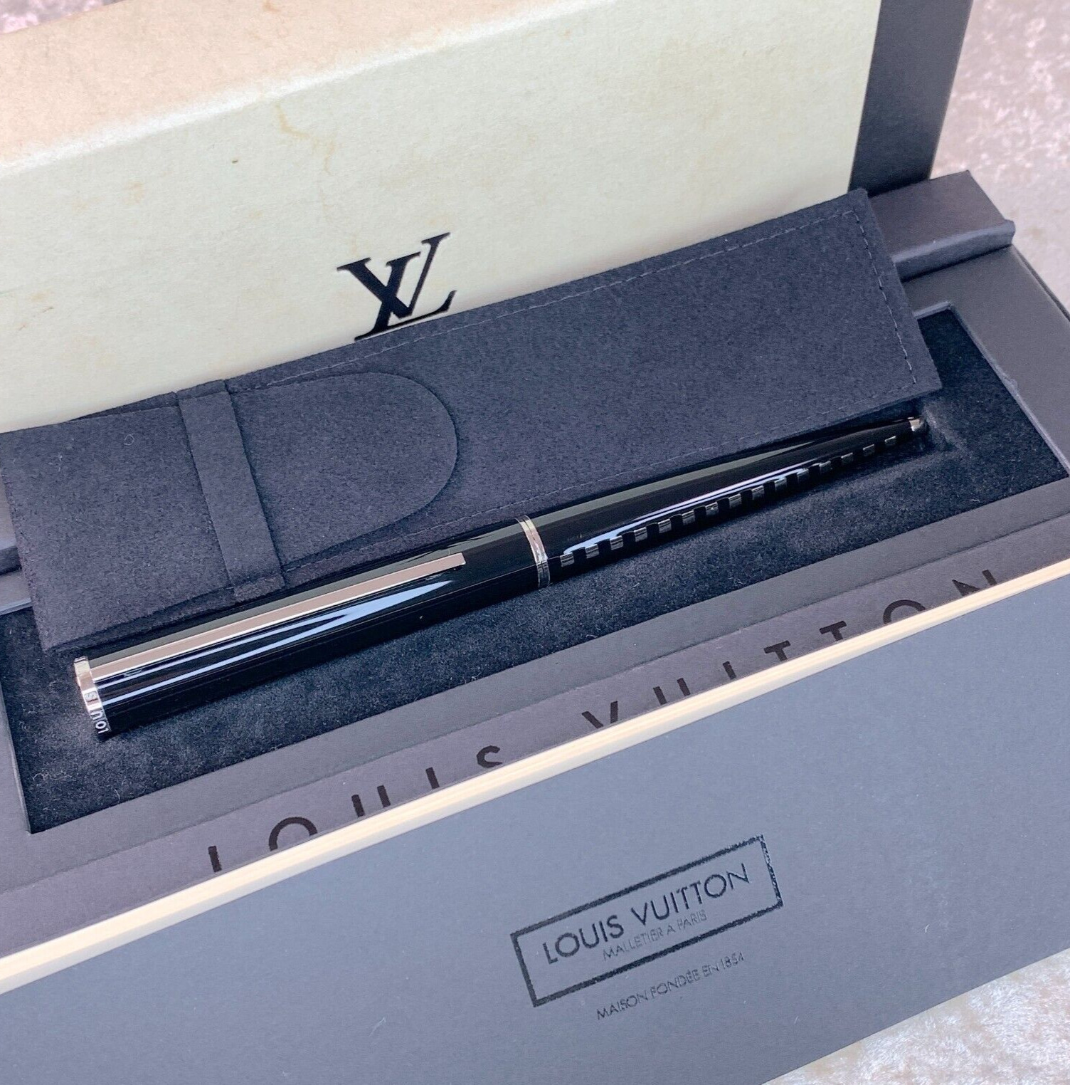 Authentic Louis Vuitton Ballpoint Pen Jet Ligne Black Lacquer w/ Case & Papers
