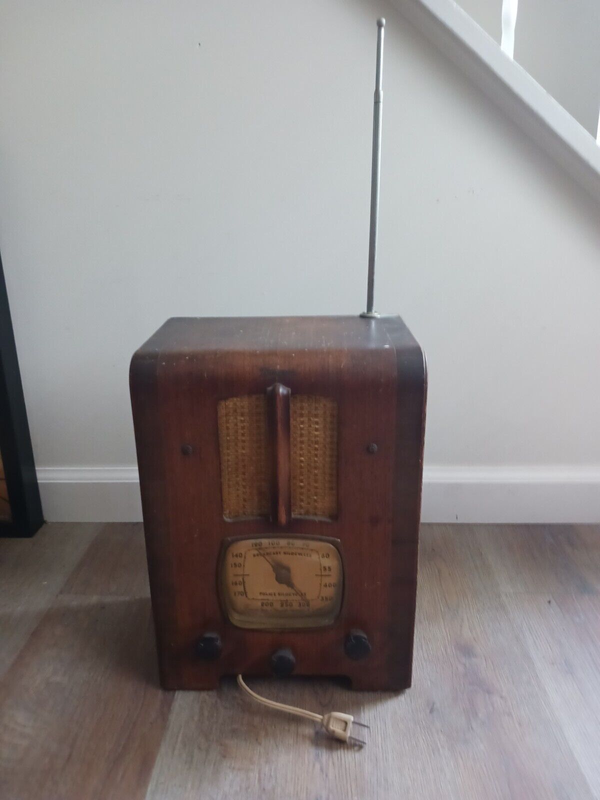 Rare Find 1930's deco EMERSON wooden tombstone radio restore/decor
