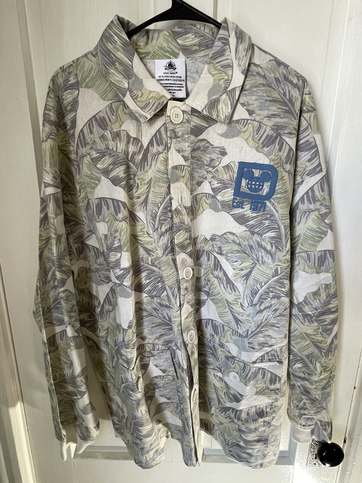 Men’s XL Disney Parks Spirit Jersey Tropical  Button Down Shirt Disney World 