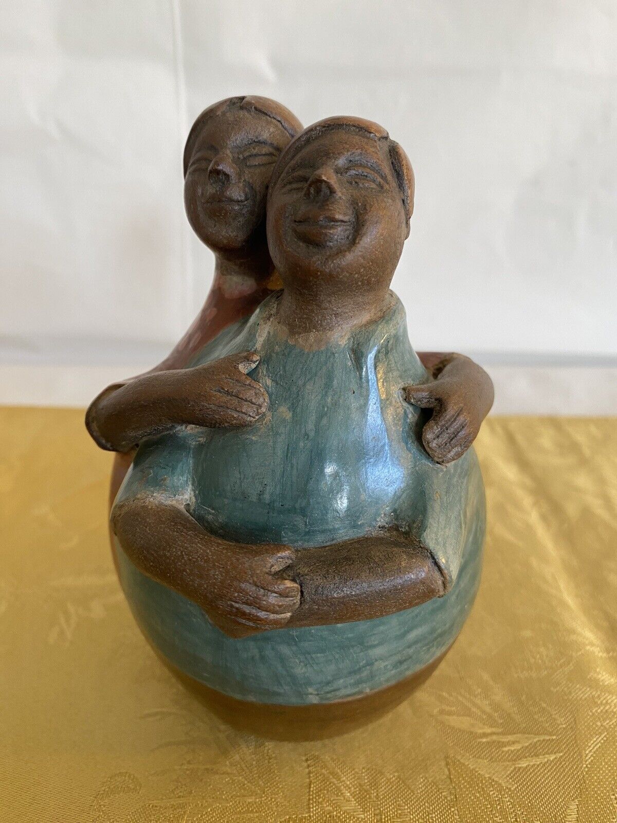 Peruvian Chulucanas Folk Art Pottery Hugging Couple Sculpture, 6”.  Pre-Owned.