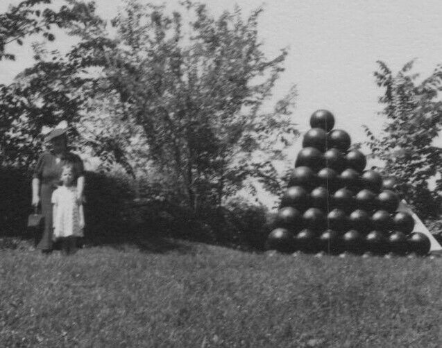 9R Photograph Old Woman Girl Portrait Cannon Cannonballs 1940-50’s