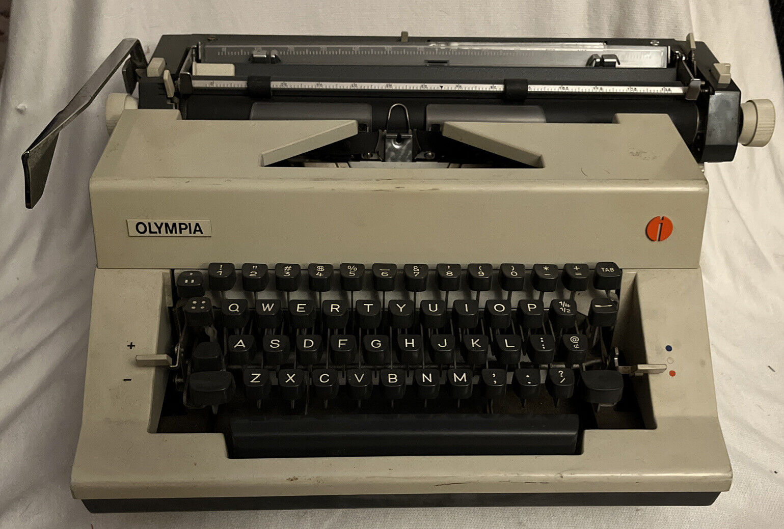 Vintage Olympia Typewriter - Works Great - Needs Ribbon- Excellent Condition 💥