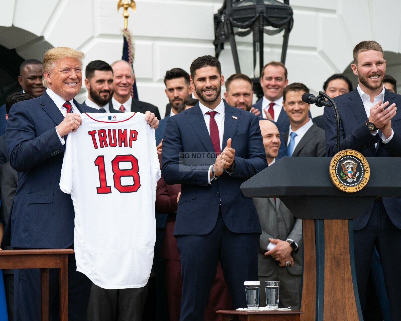 DONALD TRUMP WELCOMES MEMBERS OF THE BOSTON RED SOX TO W.H.  8X10 PHOTO (NN-219)
