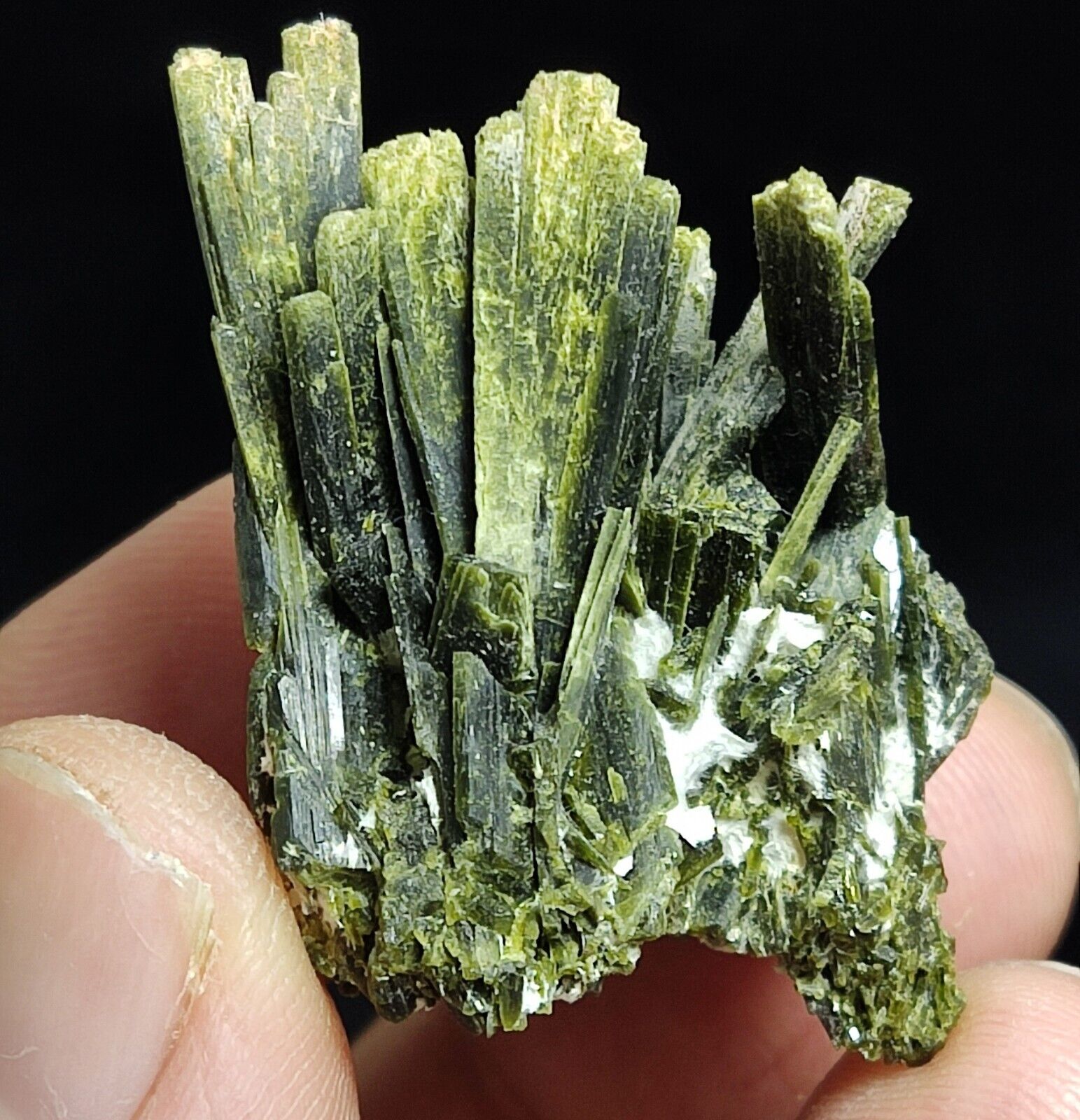 A very Aesthetic Natural beautifully terminated epidote cluster 15 grams