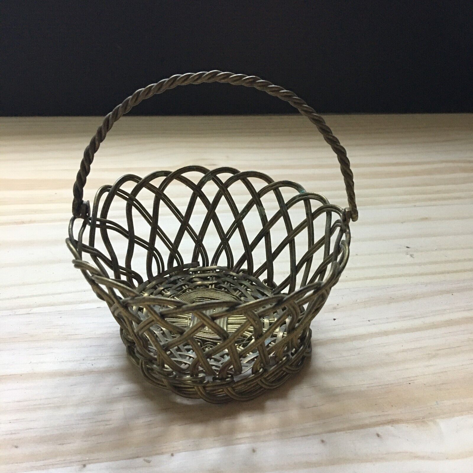 Vintage 1960s Silver plated Metal Woven Wire Fruit Candy Basket w/ Handle 4.5