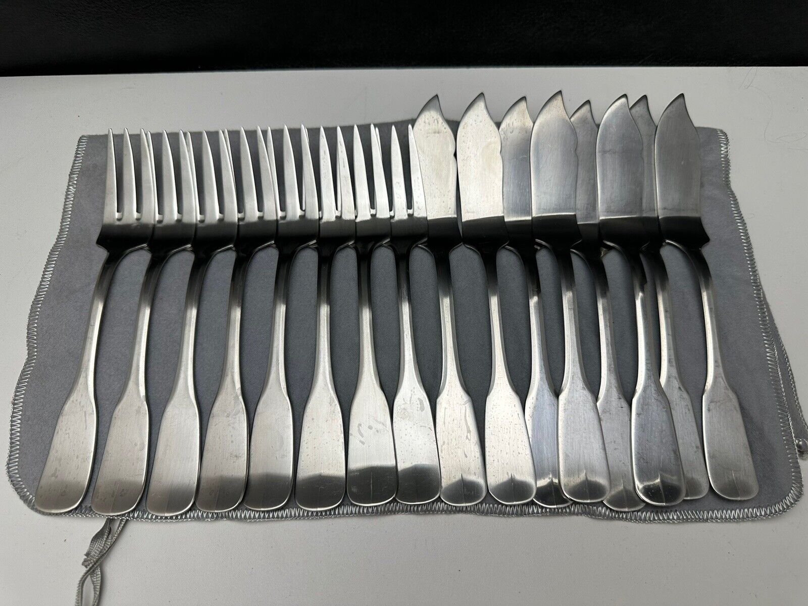 Guy Degrenne Vieux Paris Salad / Fish Forks & Knives Service for 8