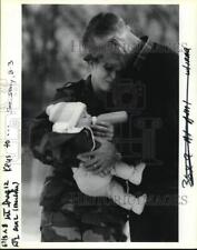 1990 Press Photo 159th MASH member Wendy Watkins with family at Jackson Barracks picture