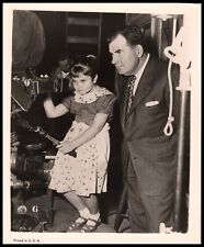 Unknown Little Actress + Unknown Director Backstage (1940s) ❤ Photo K 526 picture